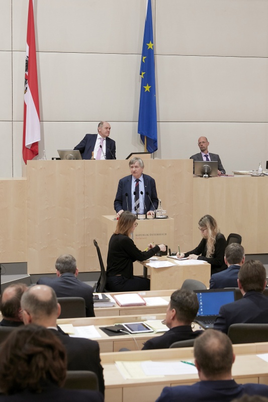 Am Rednerpult Nationalratsabgeordneter Josef Smolle (V)