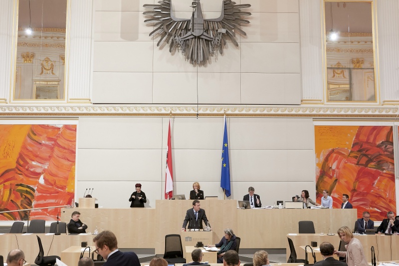 Am Rednerpult Nationalratsabgeordneter Georg Bürstmayr (G)