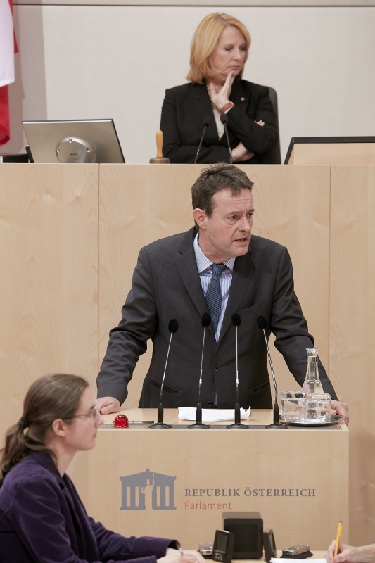 Am Rednerpult Nationalratsabgeordneter Georg Bürstmayr (G)