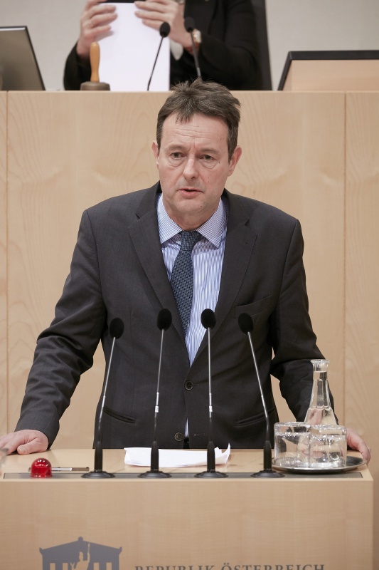 Am Rednerpult Nationalratsabgeordneter Georg Bürstmayr (G)