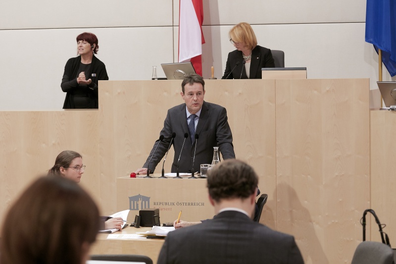 Am Rednerpult Nationalratsabgeordneter Georg Bürstmayr (G)