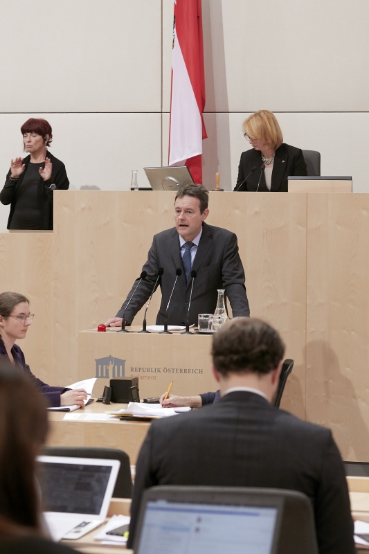 Am Rednerpult Nationalratsabgeordneter Georg Bürstmayr (G)