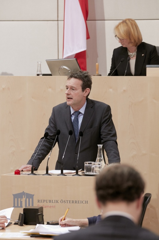 Am Rednerpult Nationalratsabgeordneter Georg Bürstmayr (G)