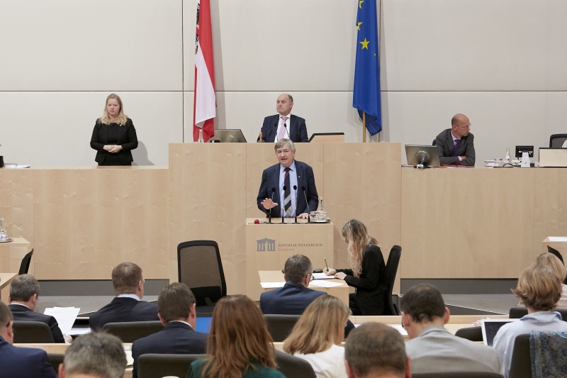 Am Rednerpult Nationalratsabgeordneter Josef Smolle (V)