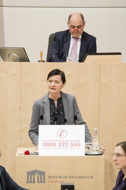 Am Rednerpult: Nationalratsabgeordnete Sabine Schatz (S). Am Präsidium: Nationalratspräsident Wolfgang Sobotka (V)