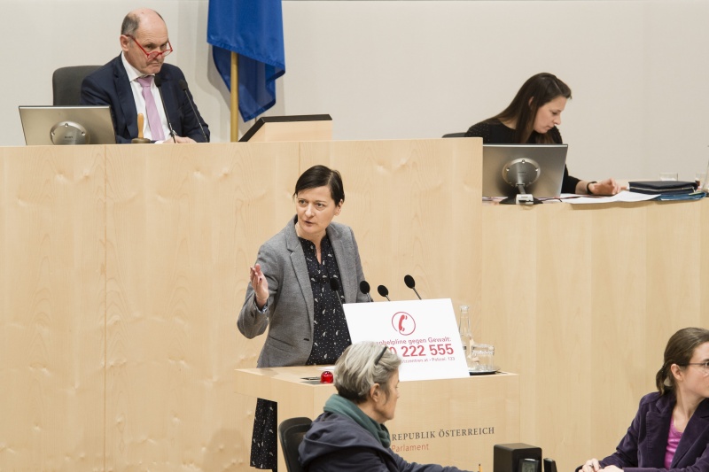 Am Rednerpult: Nationalratsabgeordnete Sabine Schatz (S). Am Präsidium: Nationalratspräsident Wolfgang Sobotka (V)