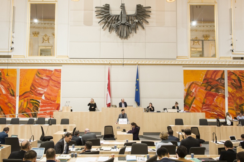 Am Rednerpult: Nationalratsabgeordnete Sabine Schatz (S). Am Präsidium: Nationalratspräsident Wolfgang Sobotka (V)