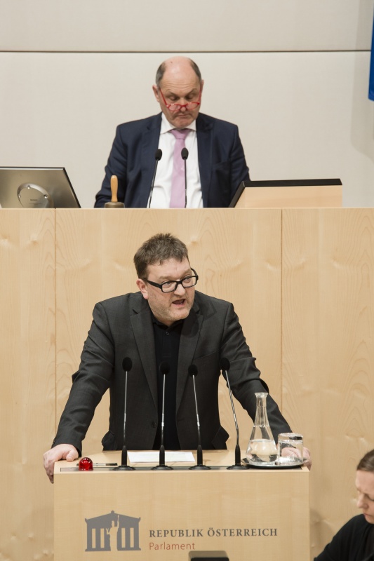 Am Rednerpult: Nationalratsabgeordneter Markus Koza (G). Am Präsidium: Nationalratspräsident Wolfgang Sobotka (V)