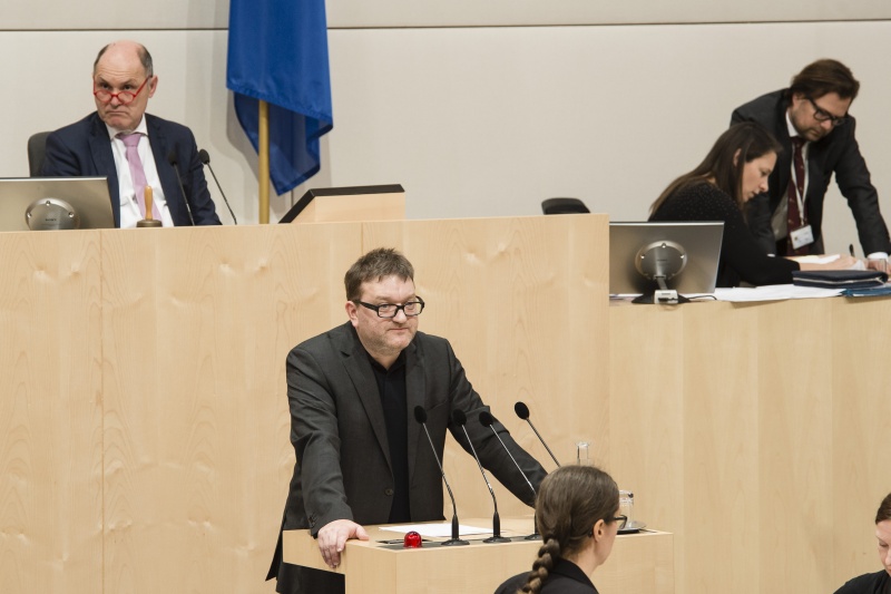 Am Rednerpult: Nationalratsabgeordneter Markus Koza (G). Am Präsidium: Nationalratspräsident Wolfgang Sobotka (V)