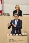 Am Rednerpult: Nationalratsabgeordneter Helmut Brandstätter (N)