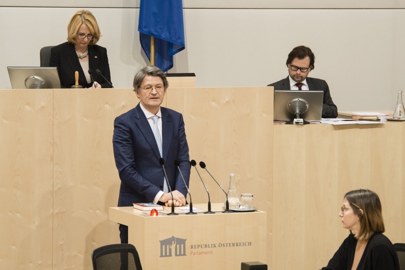 Am Rednerpult: Nationalratsabgeordneter Helmut Brandstätter (N)