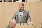 Am Rednerpult: Nationalratsabgeordneter Franz Hörl (V)
