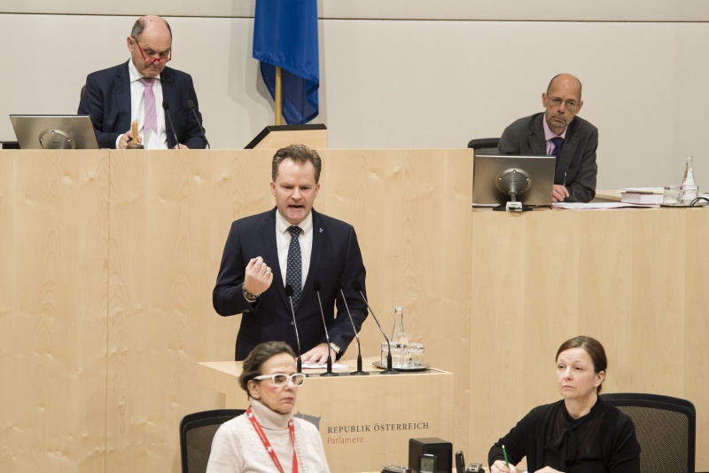 Am Rednerpult: Nationalratsabgeordneter Walter Rauch (F). Am Präsidium: Nationalratspräsident Wolfgang Sobotka (V)