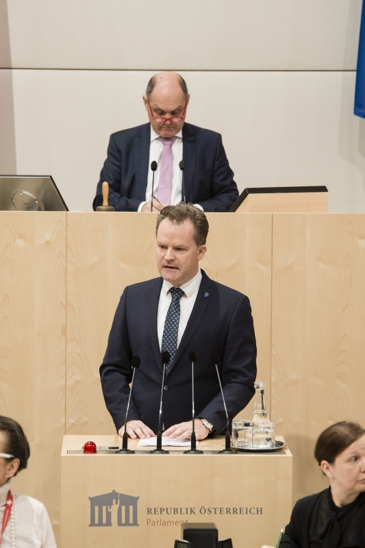Am Rednerpult: Nationalratsabgeordneter Walter Rauch (F). Am Präsidium: Nationalratspräsident Wolfgang Sobotka (V)