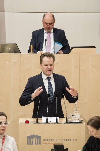 Am Rednerpult: Nationalratsabgeordneter Walter Rauch (F). Am Präsidium: Nationalratspräsident Wolfgang Sobotka (V)