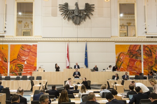 Am Rednerpult: Nationalratsabgeordneter Walter Rauch (F). Am Präsidium: Nationalratspräsident Wolfgang Sobotka (V)