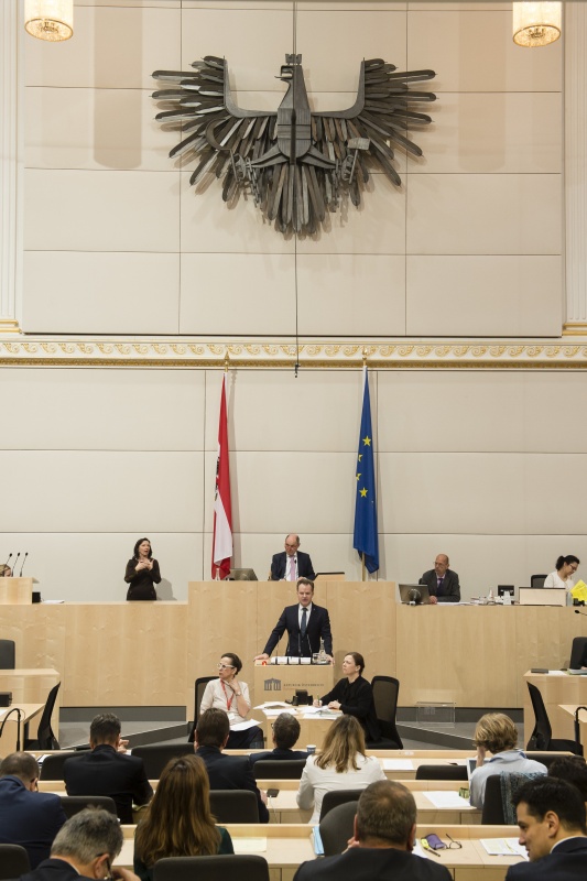 Am Rednerpult: Nationalratsabgeordneter Walter Rauch (F). Am Präsidium: Nationalratspräsident Wolfgang Sobotka (V)