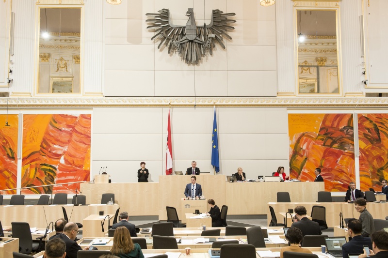 Am Rednerpult: Nationalratsabgeordneter Lukas Brandweiner (V). Am Präsidium: Dritter Nationalratspräsident Norbert Hofer (F)