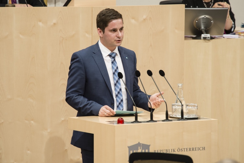 Am Rednerpult: Nationalratsabgeordneter Lukas Brandweiner (V)