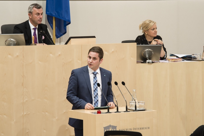 Am Rednerpult: Nationalratsabgeordneter Lukas Brandweiner (V). Am Präsidium: Dritter Nationalratspräsident Norbert Hofer (F)