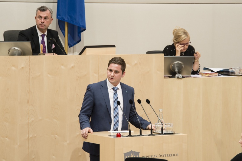 Am Rednerpult: Nationalratsabgeordneter Lukas Brandweiner (V). Am Präsidium: Dritter Nationalratspräsident Norbert Hofer (F)