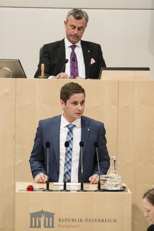 Am Rednerpult: Nationalratsabgeordneter Lukas Brandweiner (V). Am Präsidium: Dritter Nationalratspräsident Norbert Hofer (F)