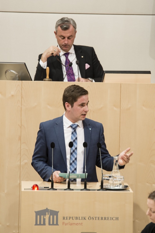 Am Rednerpult: Nationalratsabgeordneter Lukas Brandweiner (V). Am Präsidium: Dritter Nationalratspräsident Norbert Hofer (F)