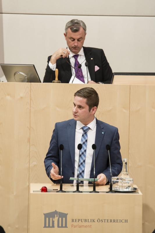 Am Rednerpult: Nationalratsabgeordneter Lukas Brandweiner (V). Am Präsidium: Dritter Nationalratspräsident Norbert Hofer (F)