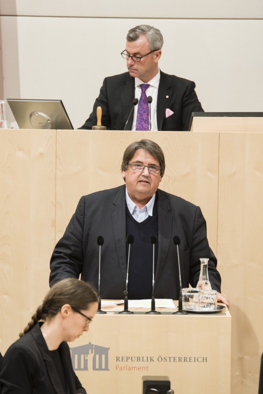 Am Rednerpult: Nationalratsabgeordneter Josef Muchitsch (S) Am Präsidium: Dritter Nationalratspräsident Norbert Hofer (F)