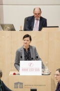 Am Rednerpult: Nationalratsabgeordnete Sabine Schatz (S). Am Präsidium: Nationalratspräsident Wolfgang Sobotka (V)
