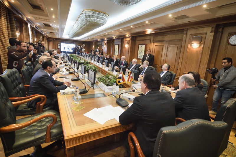 Treffen mit dem Minister für Hochschulwesen und Wissenschaft Khaled Atef Abdel-Ghaffar. Vordergurnd Von links: Ägyptische Minister für Hochschulwesen und Wissenschaft Khaled Atef Abdel-Ghaffar, Nationalratspräsident Wolfgang Sobotka (V). Rechte Tischhälfte: Mitglieder der Österreichischen Delegation. Von links: Martin Woller, Ulrike Sych, Friedrich Faulhammer, Heinz Boyer, Georg Oberreiter, Botschafter Georg Stillfried. Linke Tischhälfte - Ägyptische Delegation