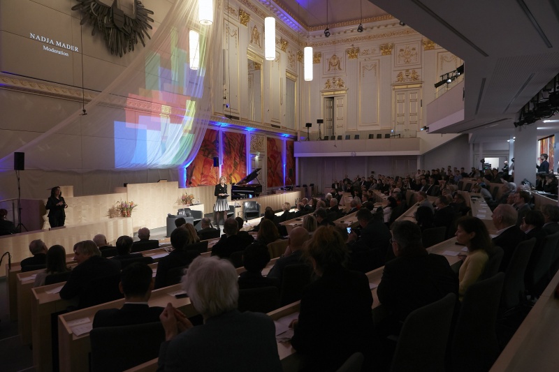 Moderation durch Nadja Mader ORF