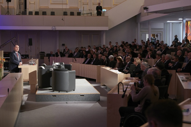 Eröffnungsworte durch Nationalratspräsident Wolfgang Sobotka (V). Blick Richtung VeranstaltungsteilnehmerInnen