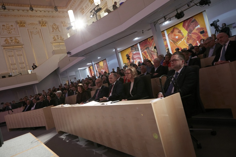 Von rechts: Klubobmann August Wöginger (V), Präsidentin des österreichischen Rechnungshofes Margit Kraker, Nationalratspräsident Wolfgang Sobotka (V), Bundesratspräsident Robert Seeber (V), Bundeskanzlerin a.D. Brigitte Bierlein. Blick Richtung VeranstaltungsteilnehmerInnen