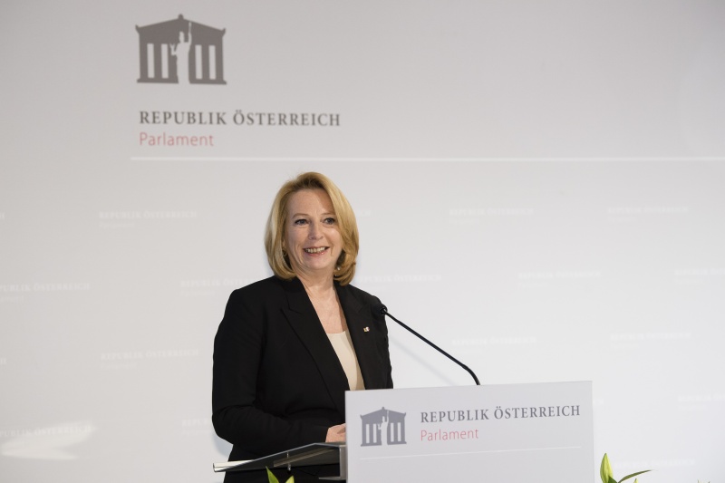 Am Rednerpult: Nationalratspräsidentin Doris Bures (S)