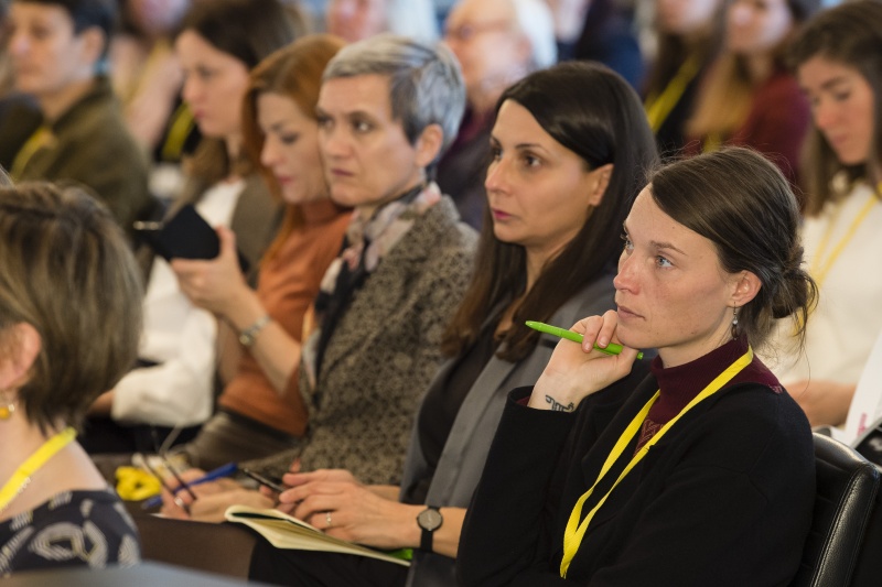 Von rechts: Nationalratsabgeordnete Heike Grebien (G), Nationalratsabgeordnete Meri Disoski (G), VeranstaltungsteilnehmerInnen