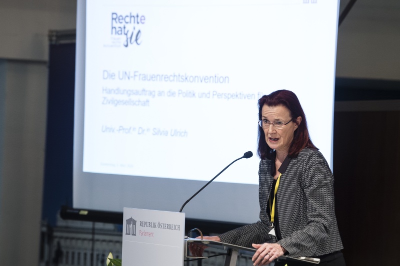 Am Rednerpult: Institutsvorständin am Institut für Legal Gender Studies an der Johannes  Kepler Universität Linz Silvia Ulrich
