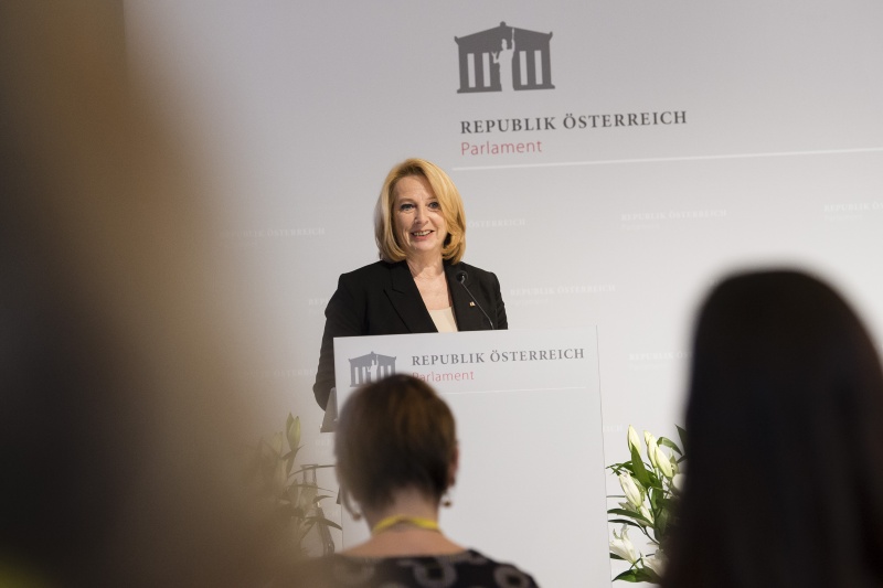 Am Rednerpult: Nationalratspräsidentin Doris Bures (S)