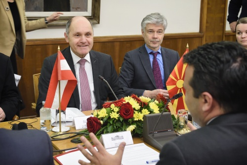Treffen mit SDSM-Parteichef der Republik Nordmazedonien Zoran Zaev. Von links: Nationalratspräsident Wolfgang Sobotka (V), Parlamentsdirektor Harald Dossi während der Aussprache