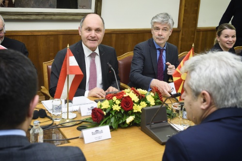 Von links: Nationalratspräsident Wolfgang Sobotka (V), Parlamentsdirektor Harald Dossi während der Aussprache