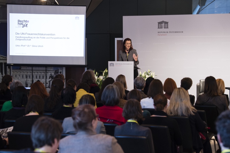 Am Rednerpult: Institutsvorständin am Institut für Legal Gender Studies an der Johannes Kepler Universität Linz Silvia Ulrich. Blick Richtung VeranstaltungsteilnehmerInnen