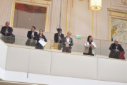 Sondersitzung mit besonderer Sitzverteilung. Nationalratsabgeordnete auf der Besuchergalerie