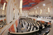 Blick in den Sitzungssaal mit erweitertem Sitzabstand