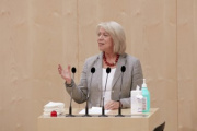 Am Rednerpult Bundesrätin Monika Mühlwerth (F)