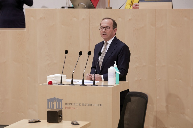 Am Rednerpult: Nationalratsabgeordneter Peter Haubner (V)