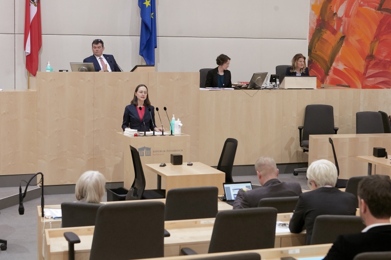 Am Redenrpult Bundesrätin Doris Berger-Grabner (V)