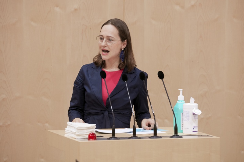 Am Redenrpult Bundesrätin Doris Berger-Grabner (V)