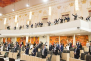 Abstimmung im Plenum mit Abgeordneten auf der Besuchergalerie