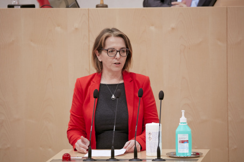 Am Rednerpult: Bundesrätin Judith Ringer (V)