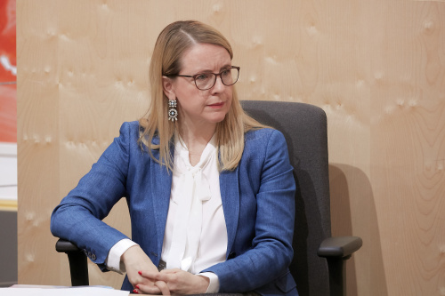 Auf der Regierungsbank Wirtschaftsministerin Margarete Schramböck (V)